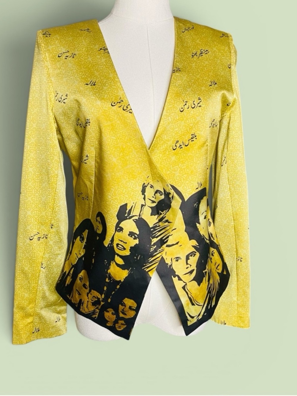 Sania Maskatiya Luxe Pret
Women
Empowerment Graphic Print
Satin
Blazer Jacket
S